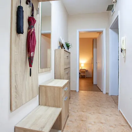Red Square - Apartment Warna